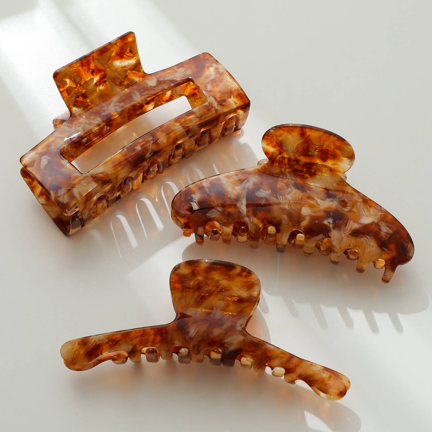 Adorro | Large Caramel Claw