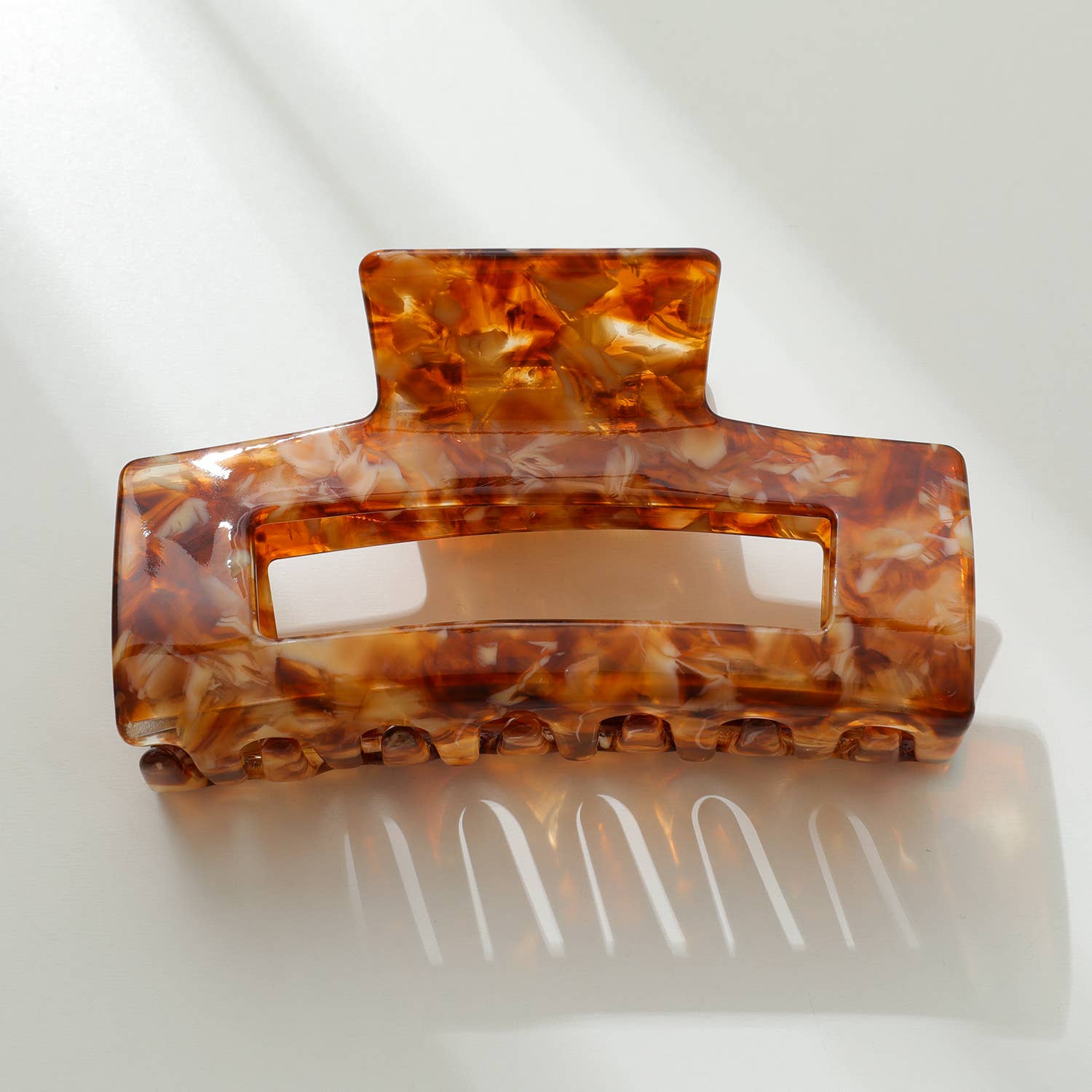 Adorro | Large Caramel Claw