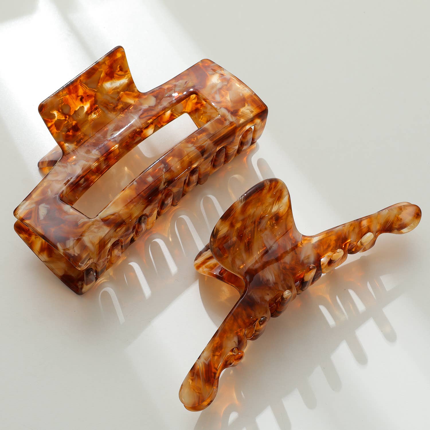 Adorro | Large Caramel Claw