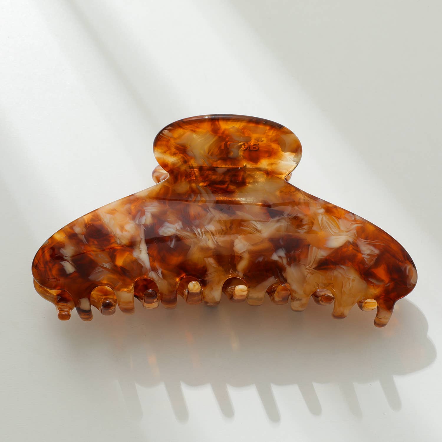 Adorro | Large Caramel Claw