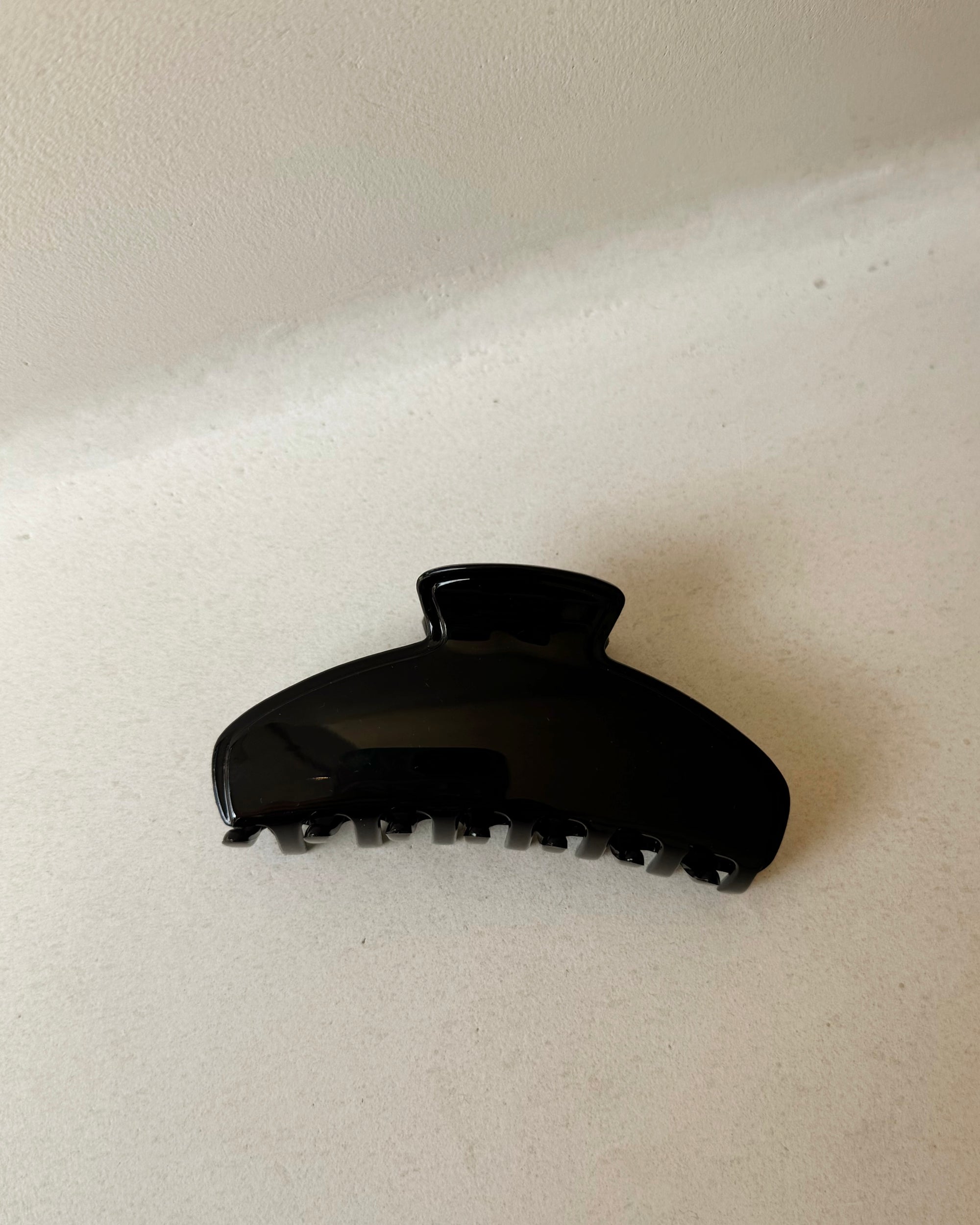 Parcelona | French Glossy Curved Hair Claw in Black - Hey Jude