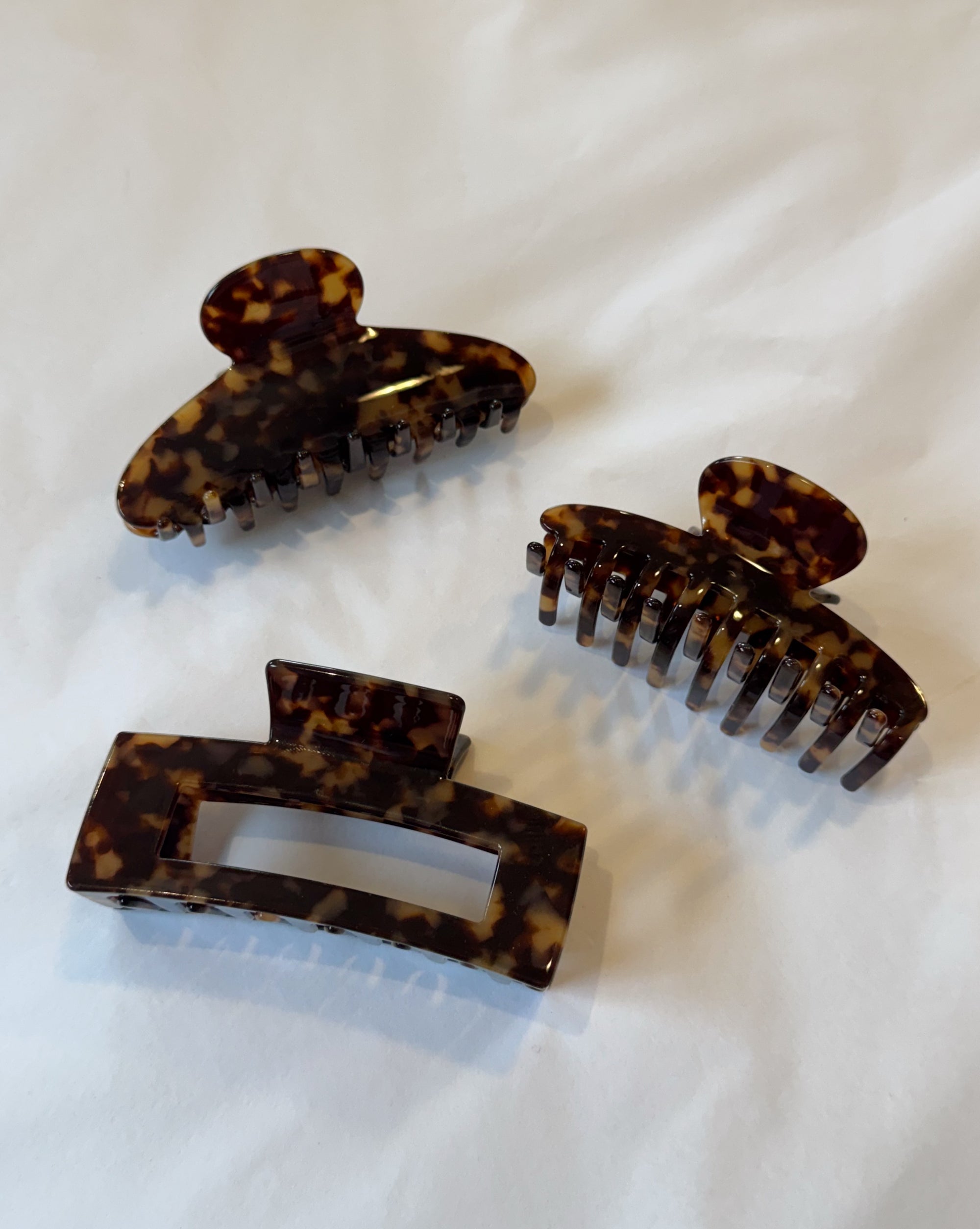 Adorro | Large Tortoise Hair Claw - Hey Jude