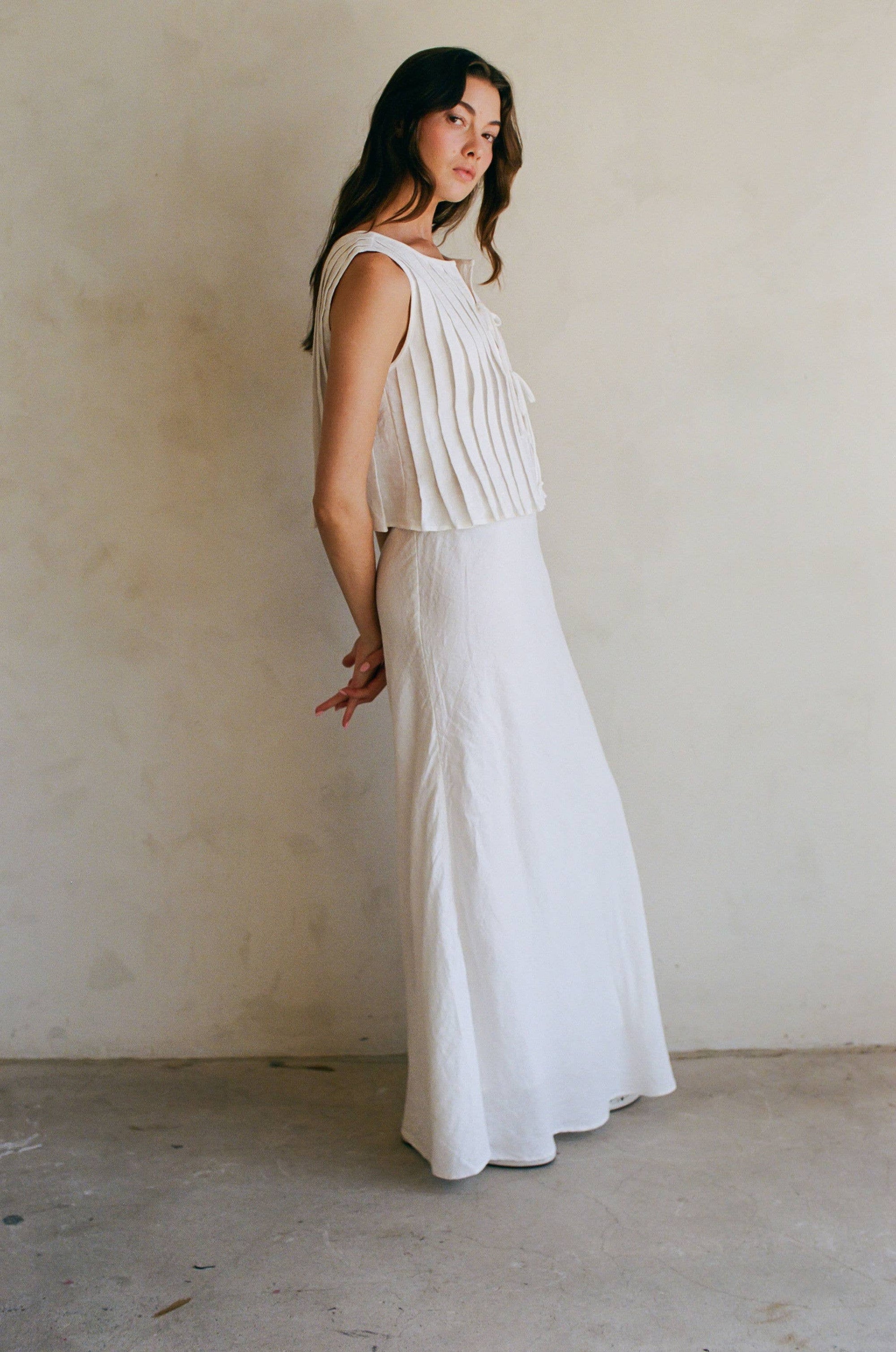a.ren - AR1159 | Woven 100% Linen Pleated Bow Tie Front Ruffled Tank: Off White / L - Hey Jude