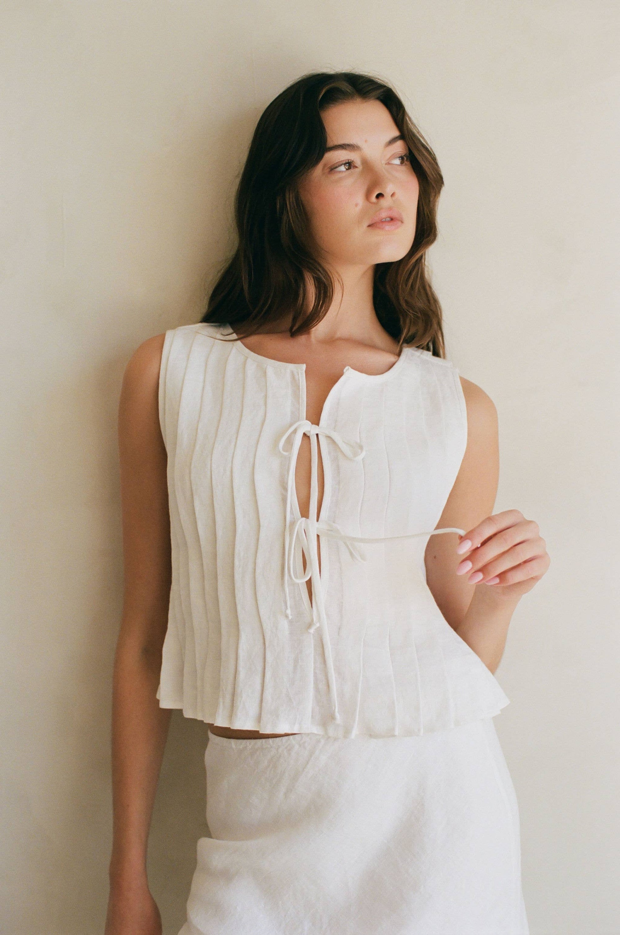 a.ren - AR1159 | Woven 100% Linen Pleated Bow Tie Front Ruffled Tank: Off White / L - Hey Jude