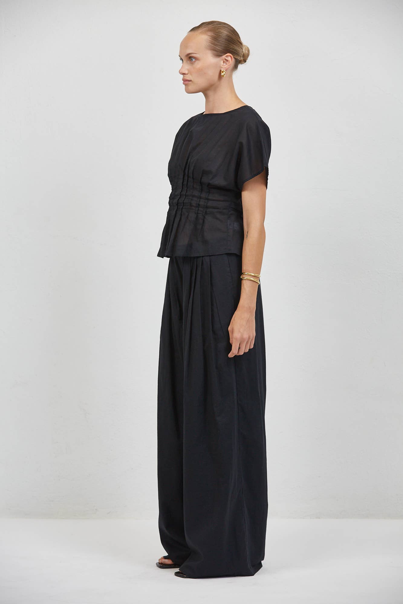 a.ren - PL2018T | Linen Round Neck Short Sleeve Top: Black / XS - Hey Jude