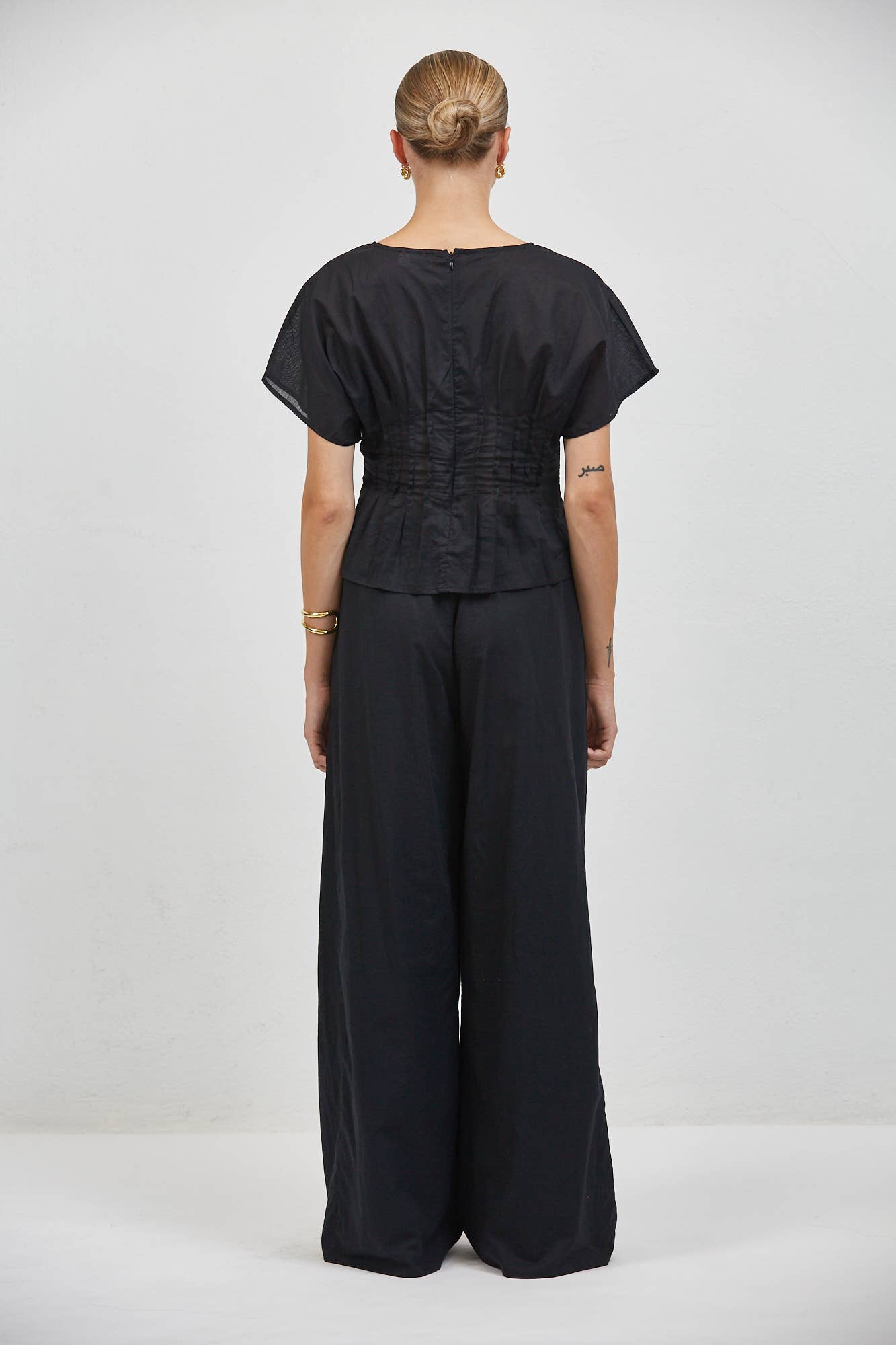 a.ren - PL2018T | Linen Round Neck Short Sleeve Top: Black / XS - Hey Jude