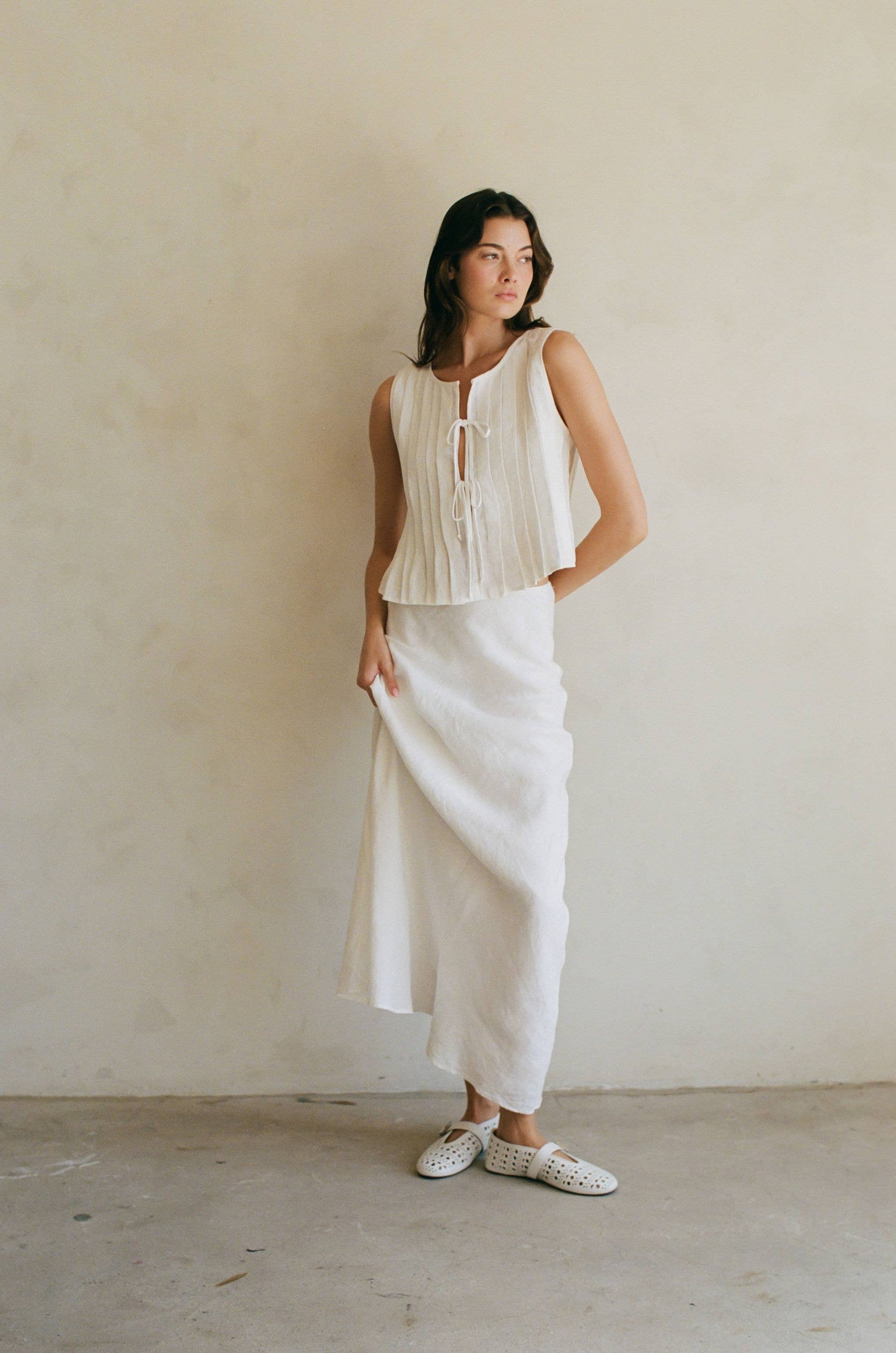 a.ren - AR1159 | Woven 100% Linen Pleated Bow Tie Front Ruffled Tank: Off White / L - Hey Jude