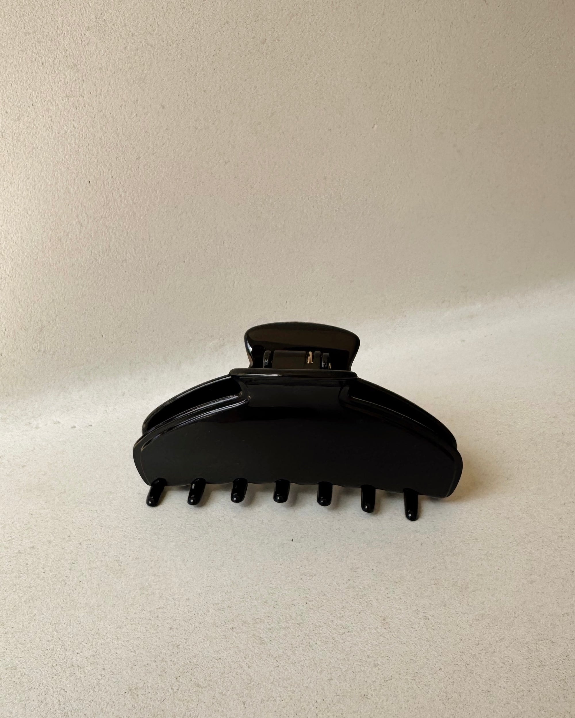 Parcelona | French Glossy Curved Hair Claw in Black - Hey Jude