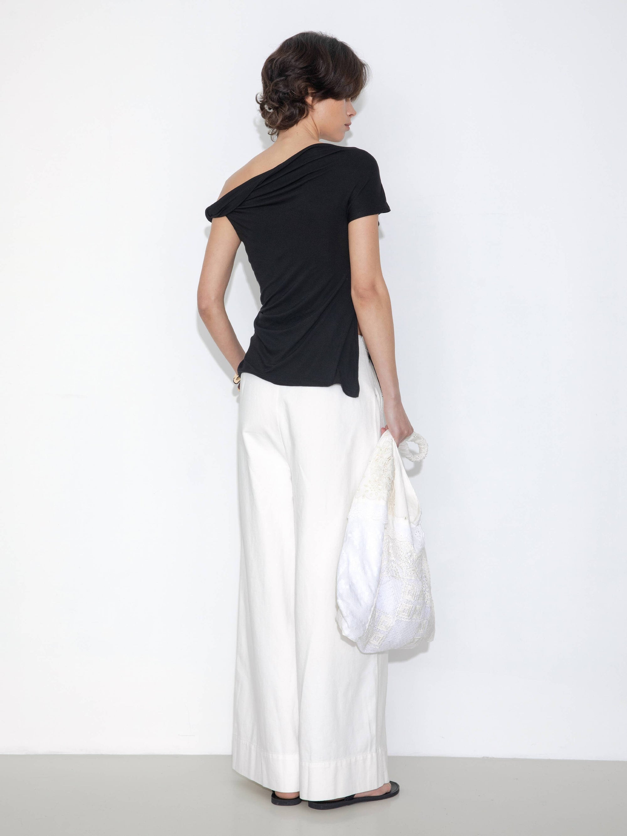 CUBIC - Slim-Fit One-Shoulder T-Shirt: Black / UN - Hey Jude