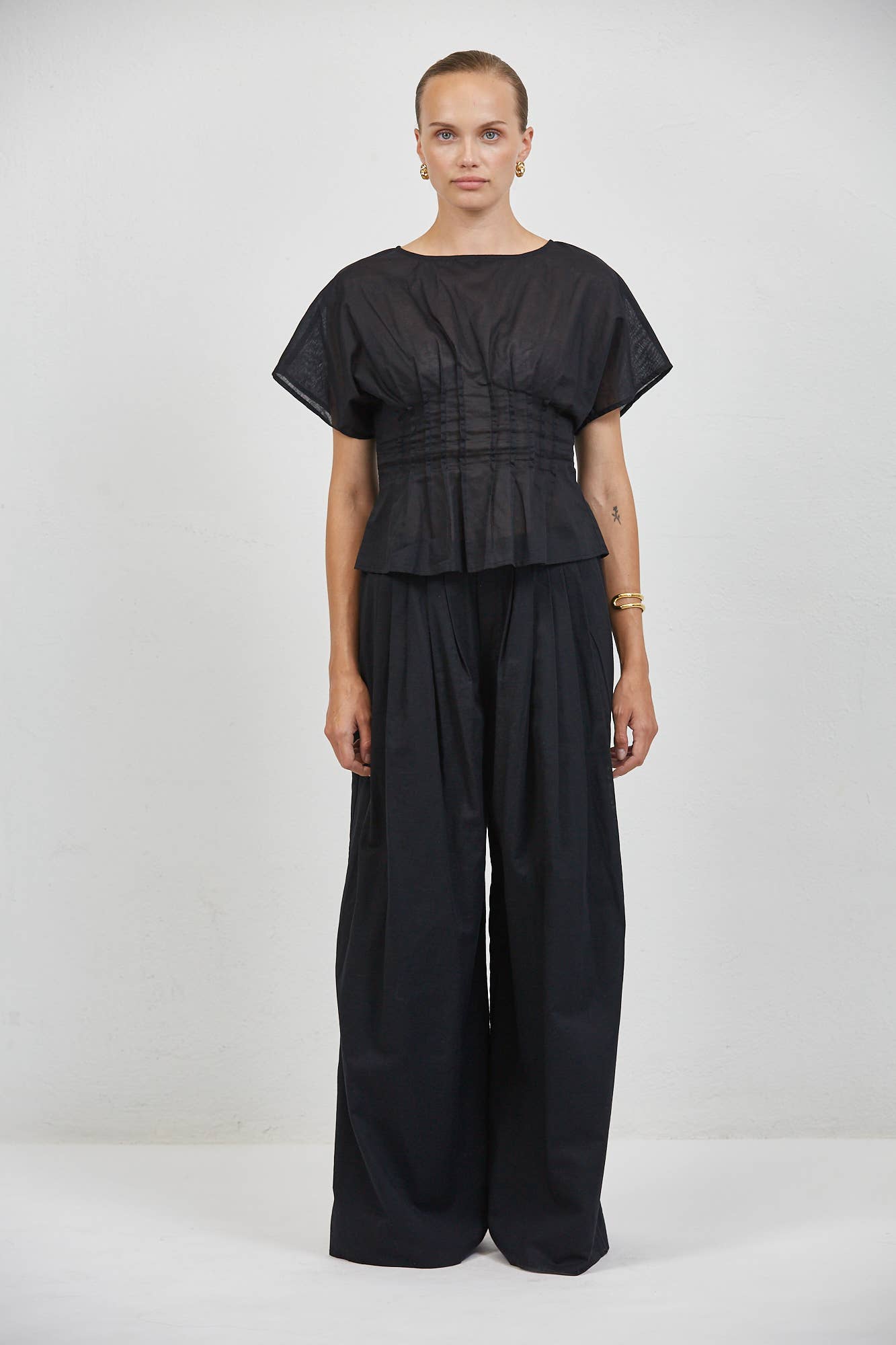 a.ren - PL2018T | Linen Round Neck Short Sleeve Top: Black / XS - Hey Jude