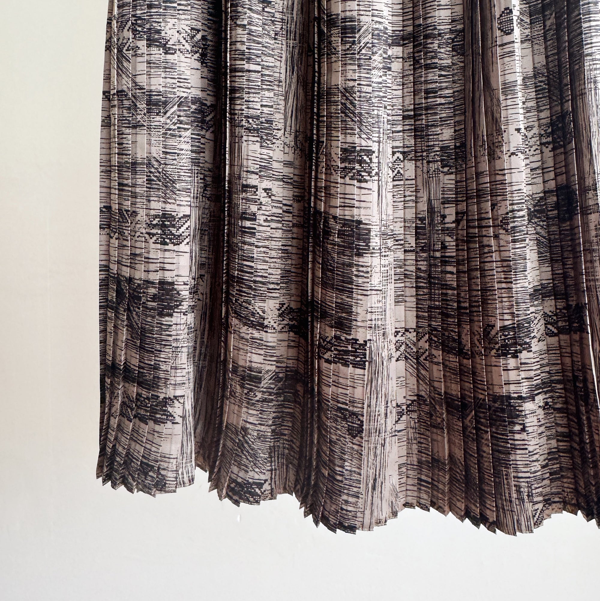 Abstract Gray Pleated Midi Skirt - Hey Jude