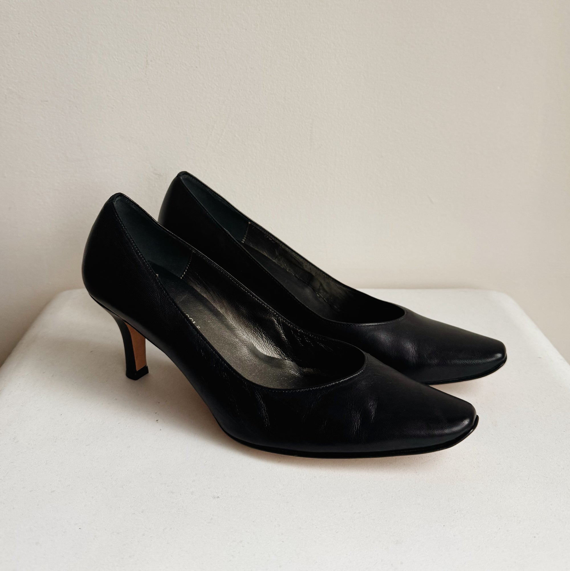 Roberto Capucci Black Leather Pumps | Size 9.5 - Hey Jude