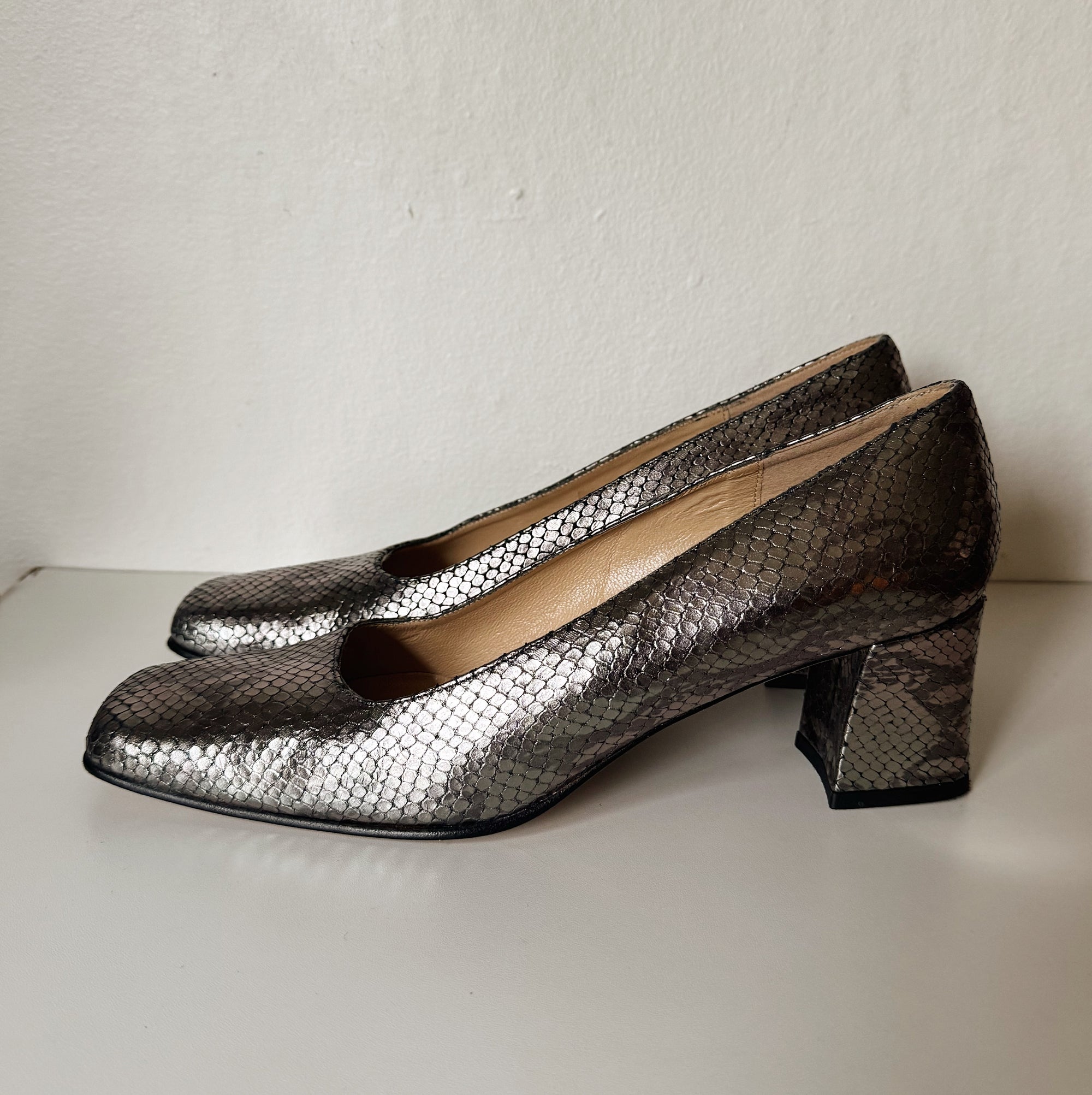 Silver Metallic Snakeskin Pumps | Size 40 - Hey Jude