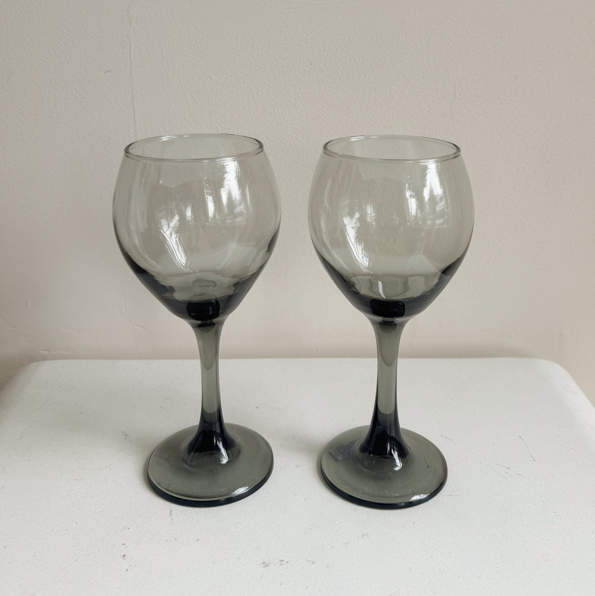 Smokey Bubble Wine Glasses – Hey Jude