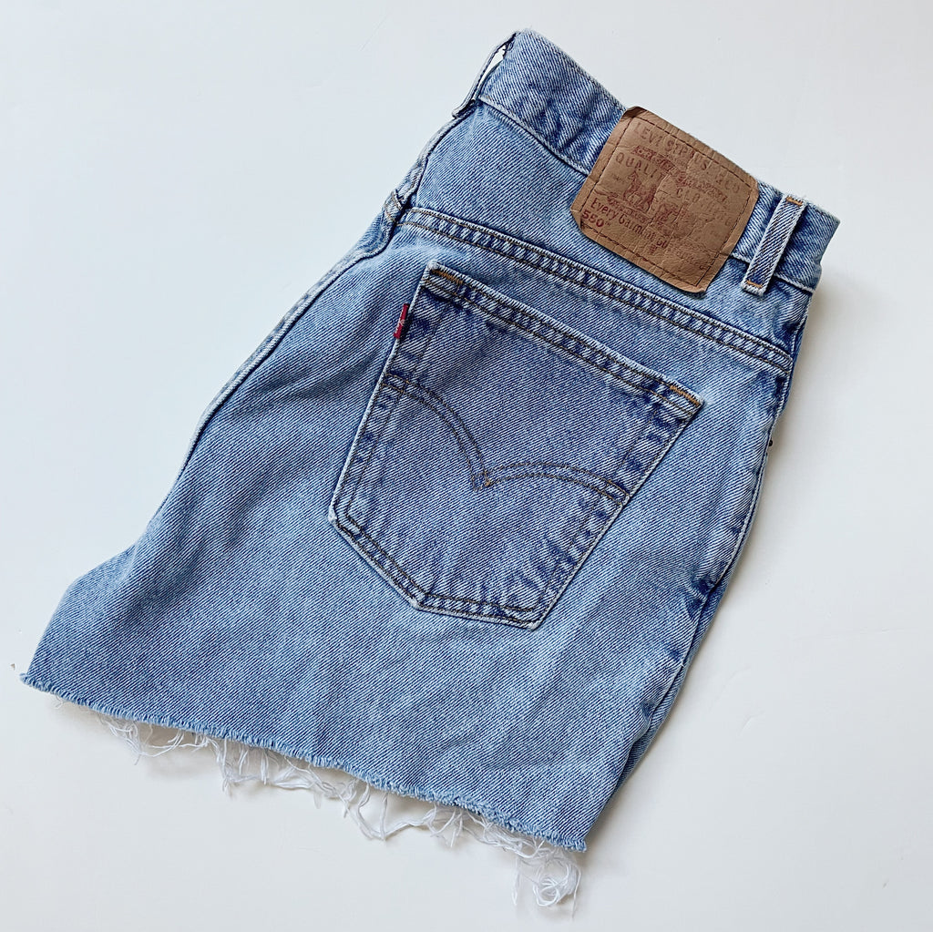 Vintage Levi’s 550 Light Wash Denim Shorts | Size 31