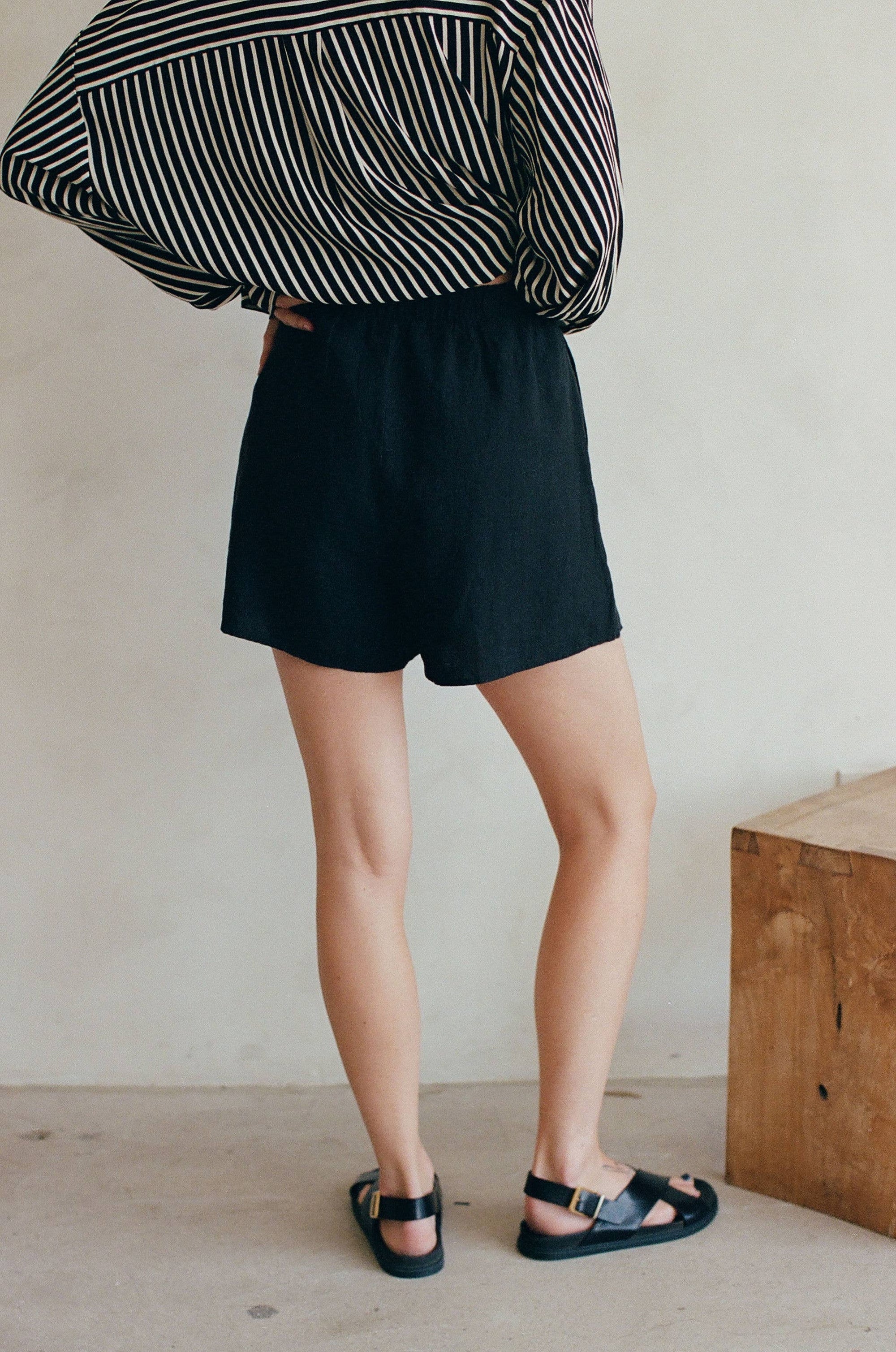 a.ren | Linen Easy Shorts in Black