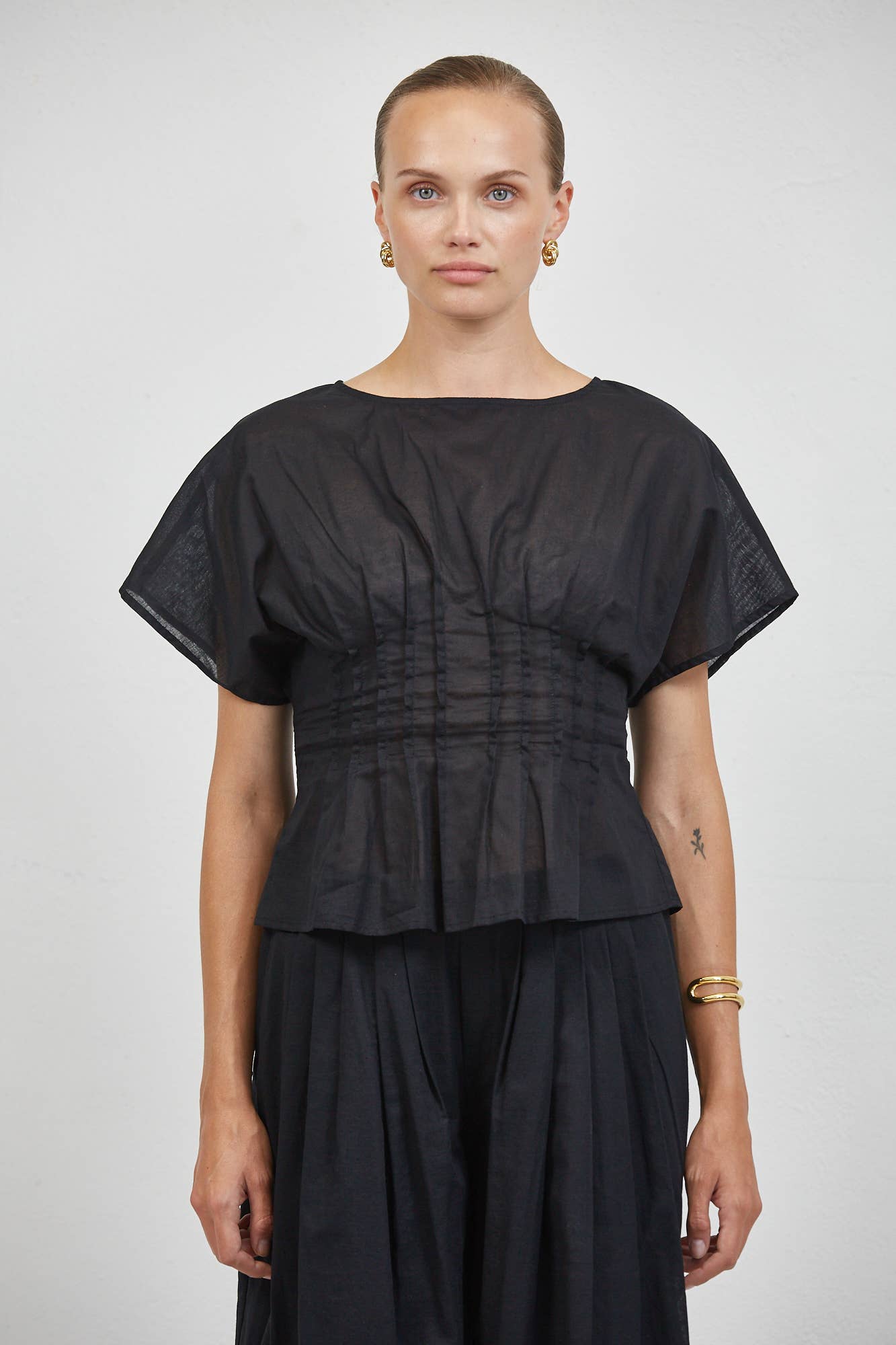 a.ren - PL2018T | Linen Round Neck Short Sleeve Top: Black / XS - Hey Jude