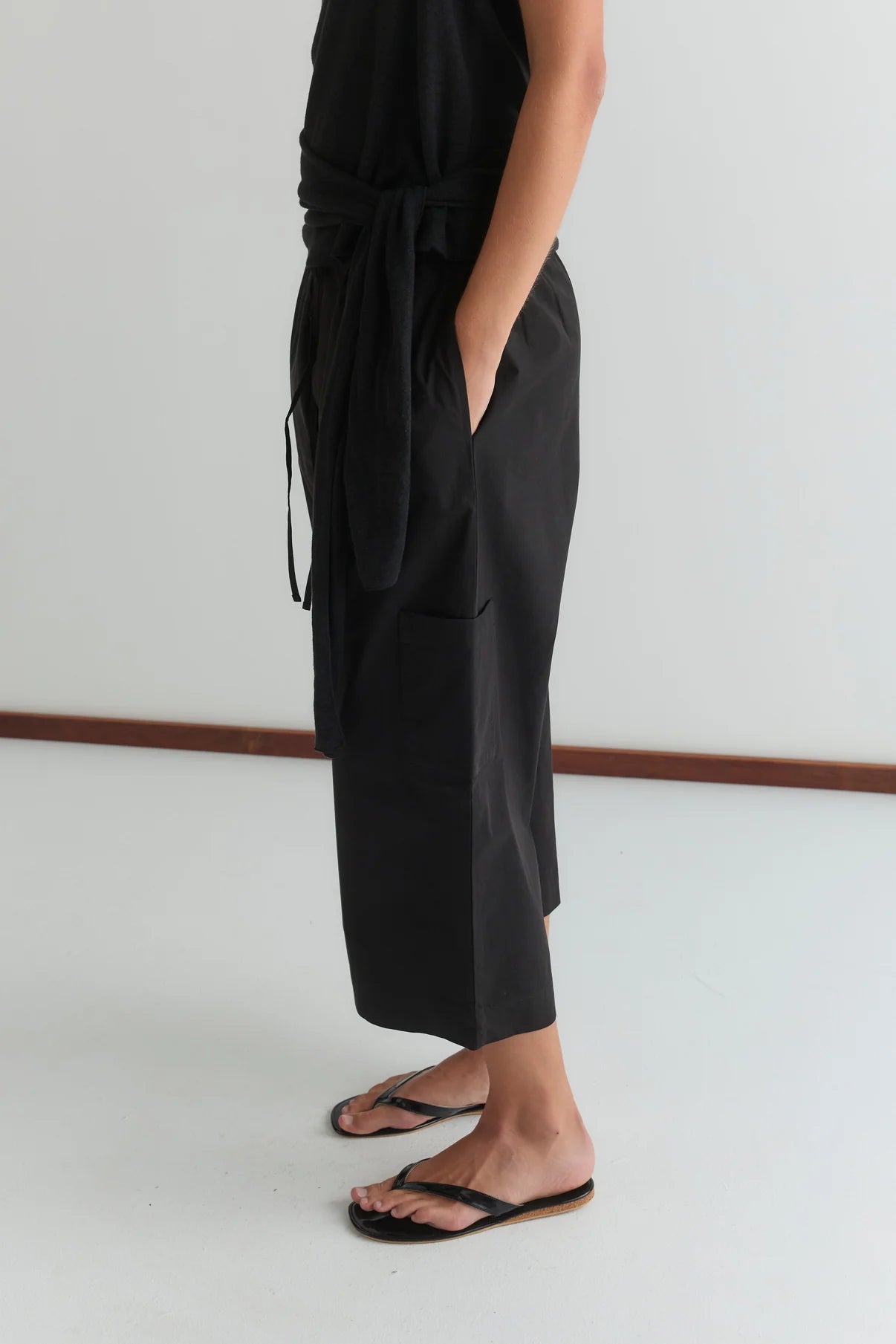 Deiji Studios | Mid Pocket Short in Black - Hey Jude