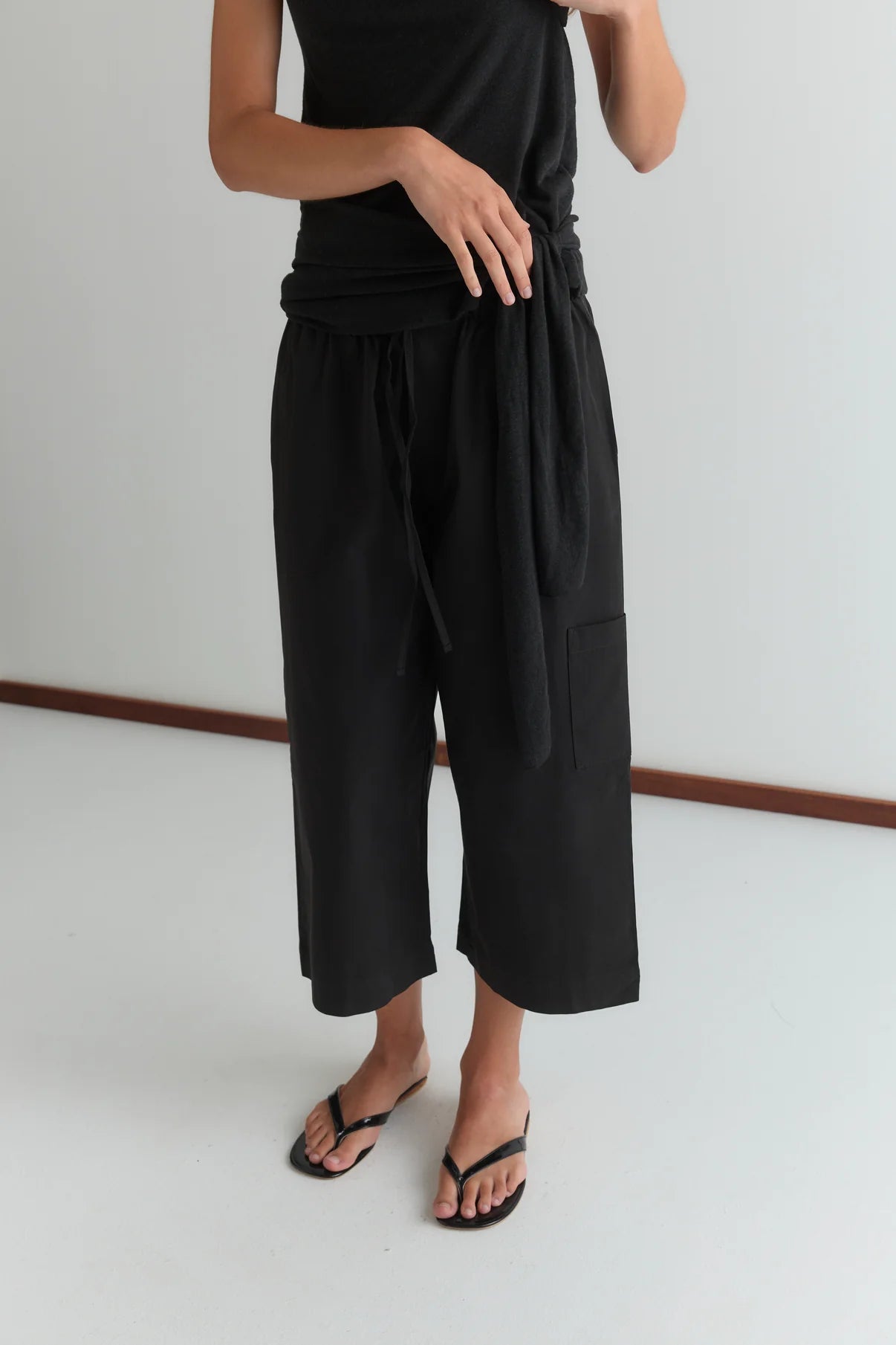 Deiji Studios | Mid Pocket Short in Black - Hey Jude