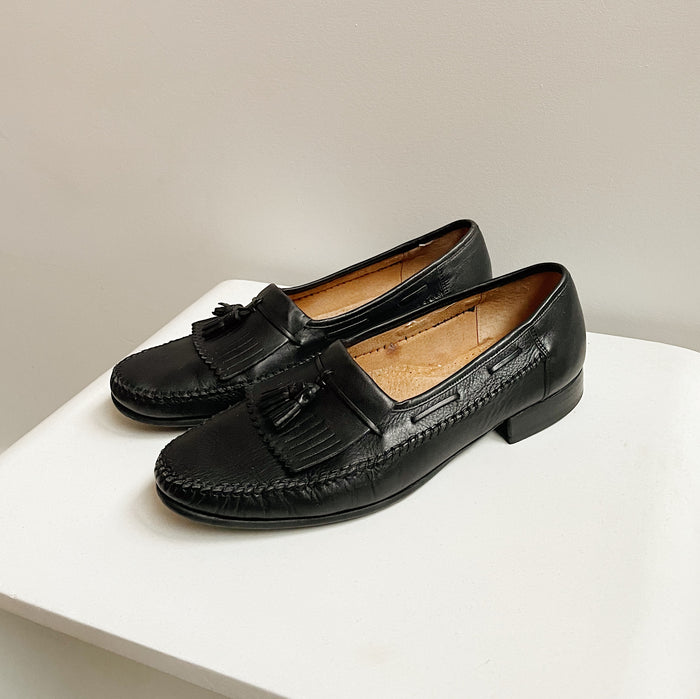 Vintage Raven Leather Tasseled Slip On Loafers | Size 9.5